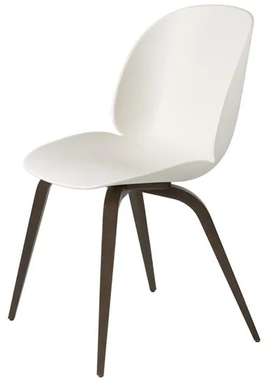 GUBI Beetle Silla de comedor Base de madera Roble ahumado mate/Blanco alabastro